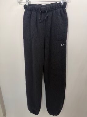 Nike Women’s Therma-Fit Black Fleece Joggers FullLlength size medium. NWT.